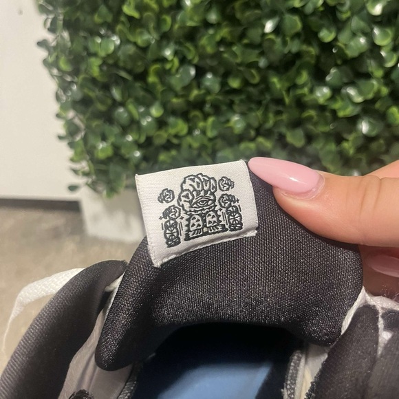 Size 10.5 Nike Kyrie Low White Game with Box Included - Picture 11 of 12